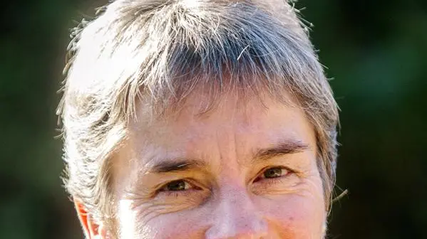 Third contender for deputy spot