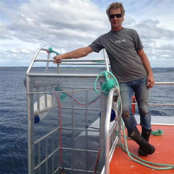 Lunging shark scares boaties