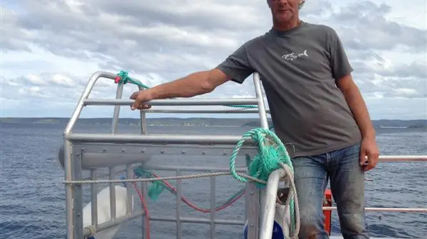 Lunging shark scares boaties