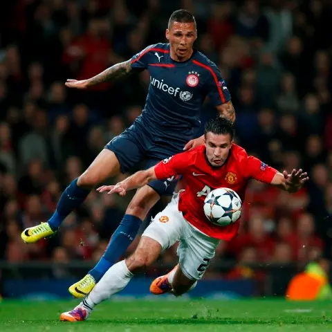 Football: Van Persie fires United into Champs League quarters