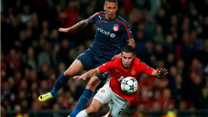Football: Van Persie fires United into Champs League quarters