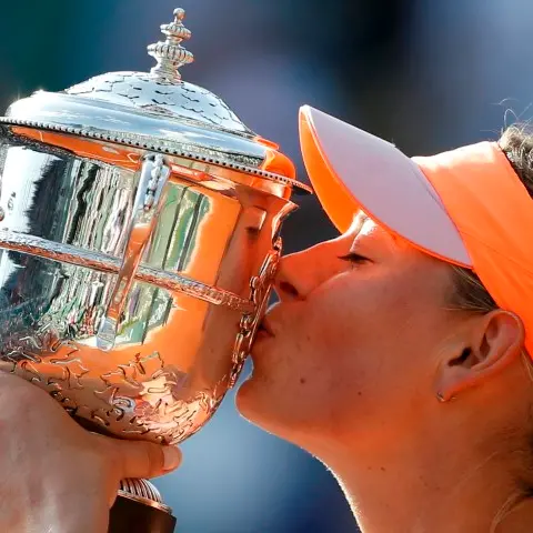 Tennis: Sharapova wins second French Open
