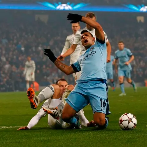 Football: Red cards hurt Man City in home loss