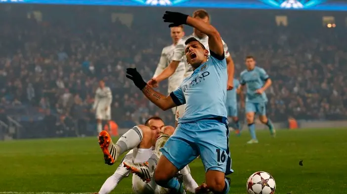 Football: Red cards hurt Man City in home loss