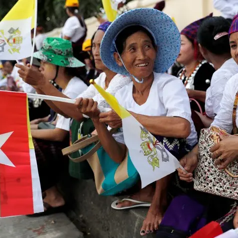 Pope begins Myanmar trip in shadow of Rohingya crisis