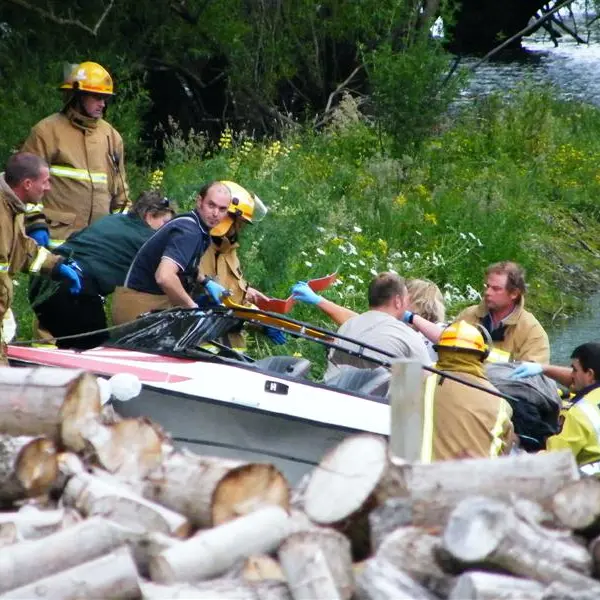 2 missing, 2 hurt in river crash
