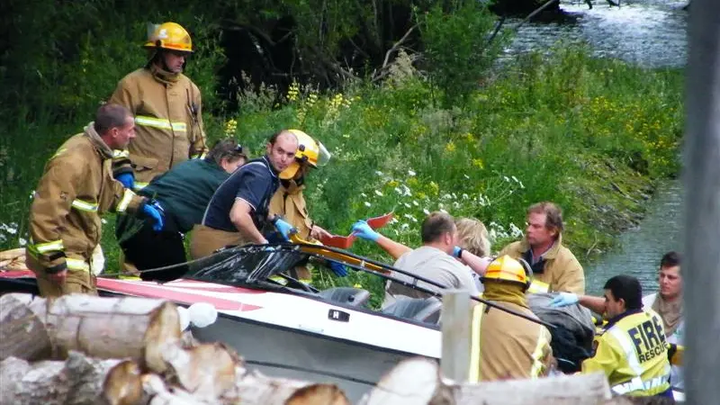 2 missing, 2 hurt in river crash