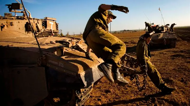 Israelis hit smuggling tunnels