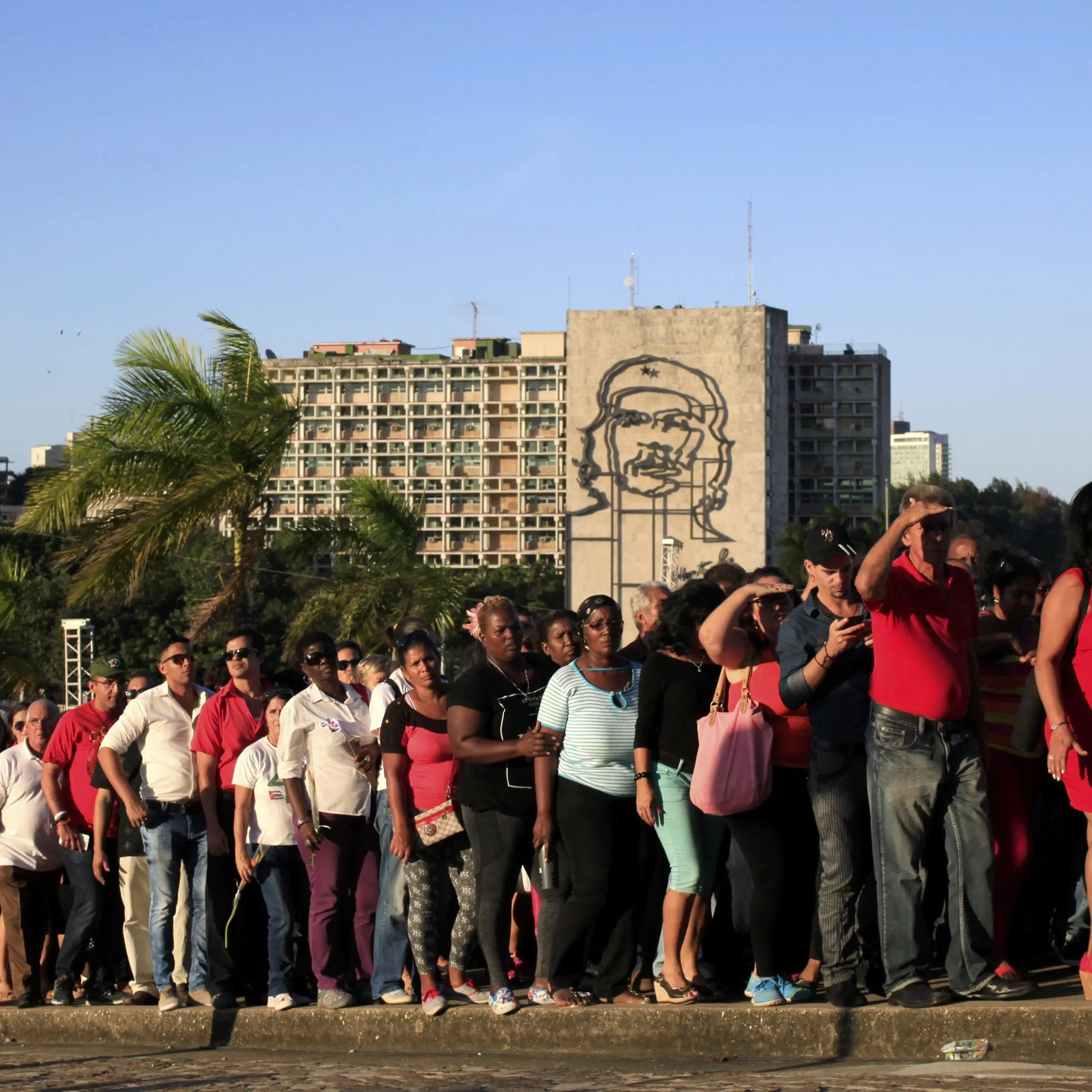 Cubans queue to pay respects to Castro