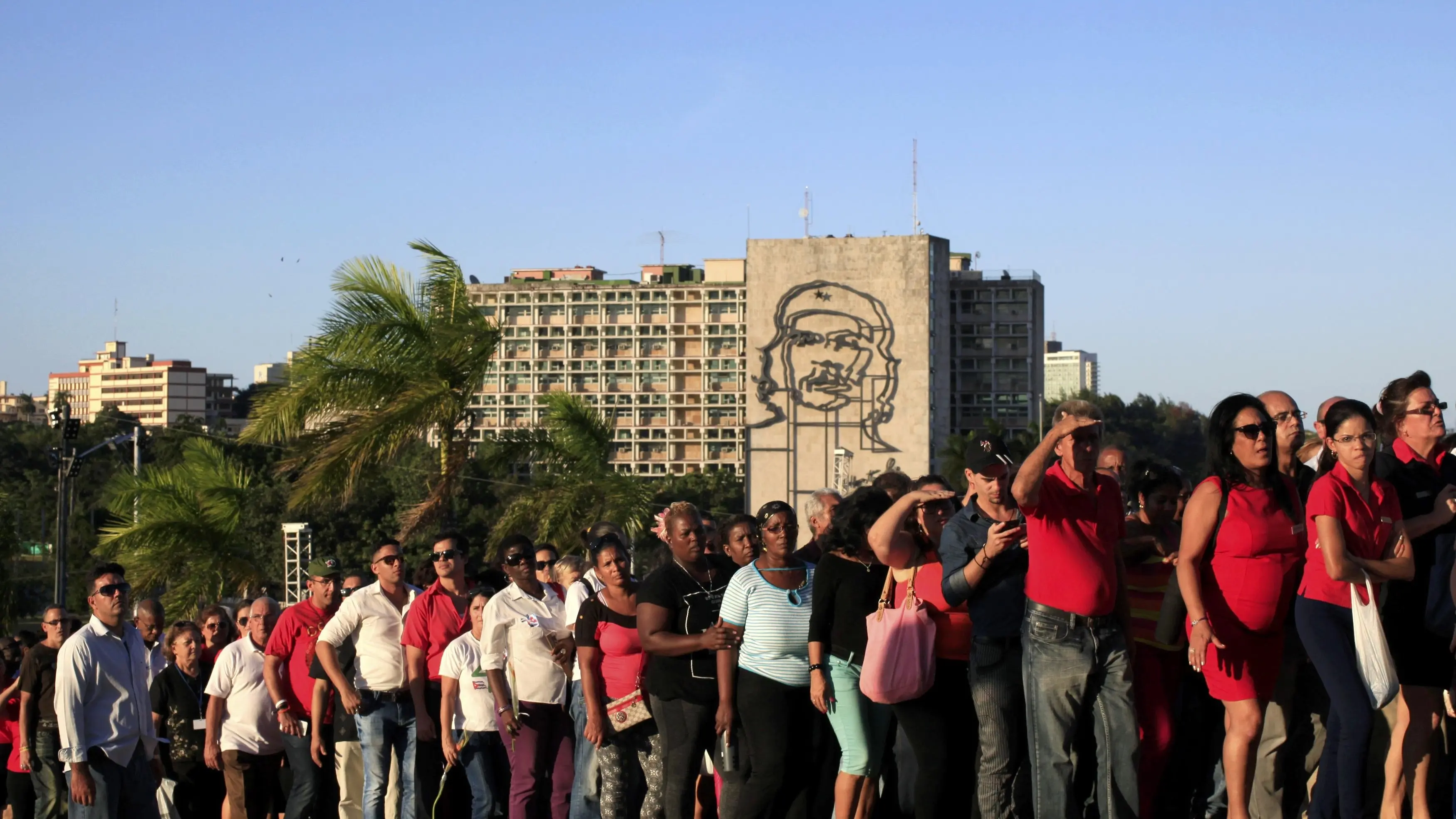 Cubans queue to pay respects to Castro