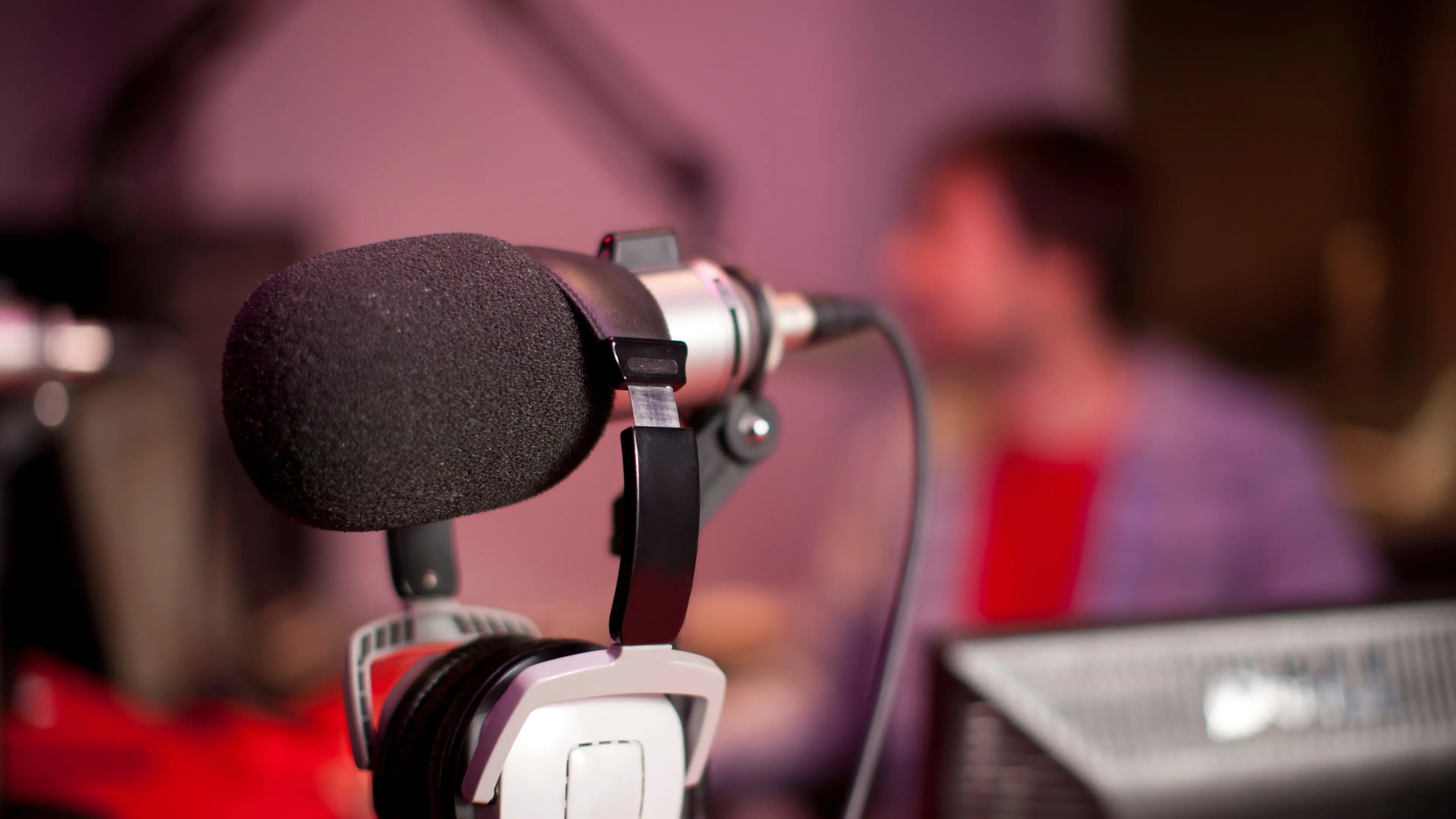Ardern pledges more cash for Radio NZ