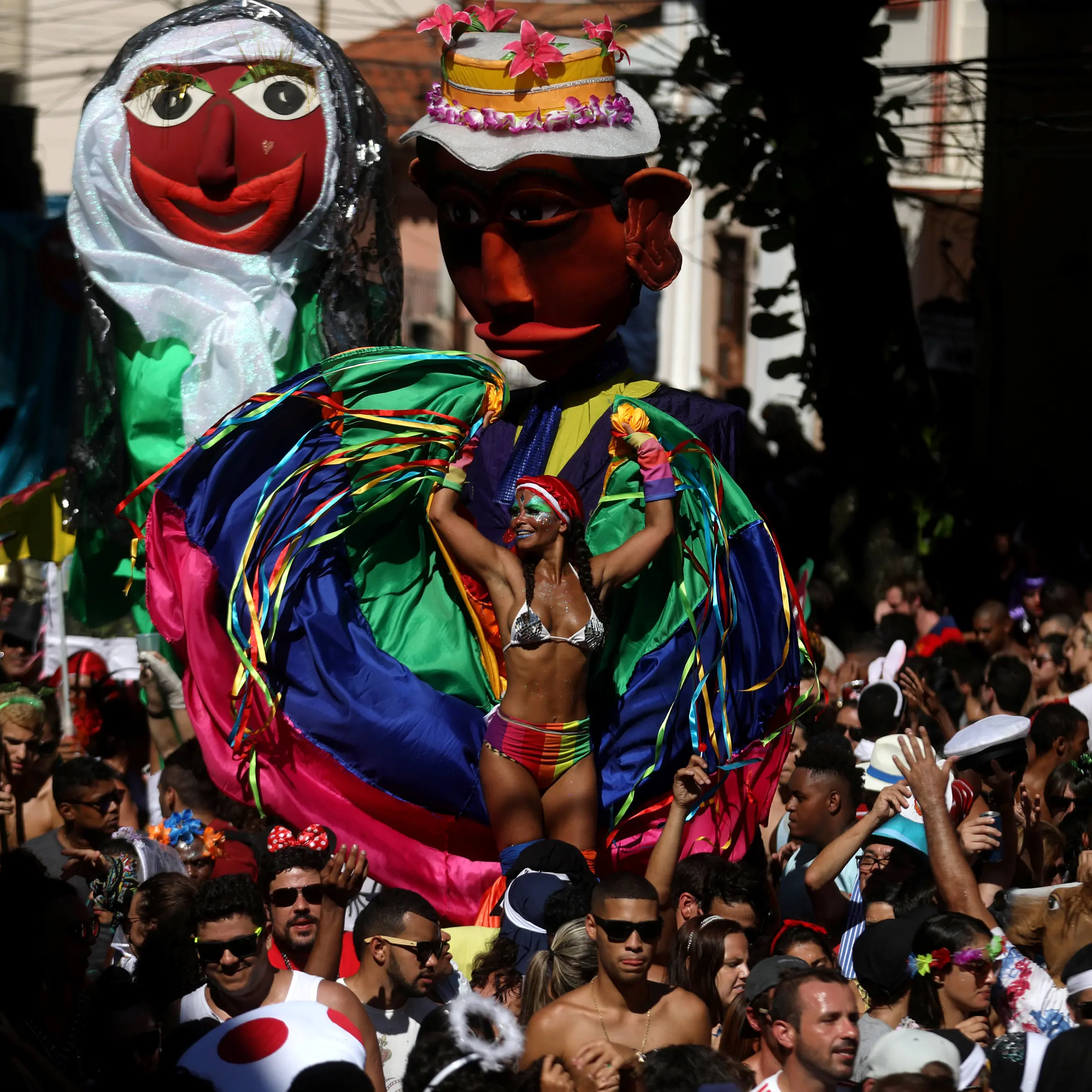 Carnival lights up Rio despite crime wave