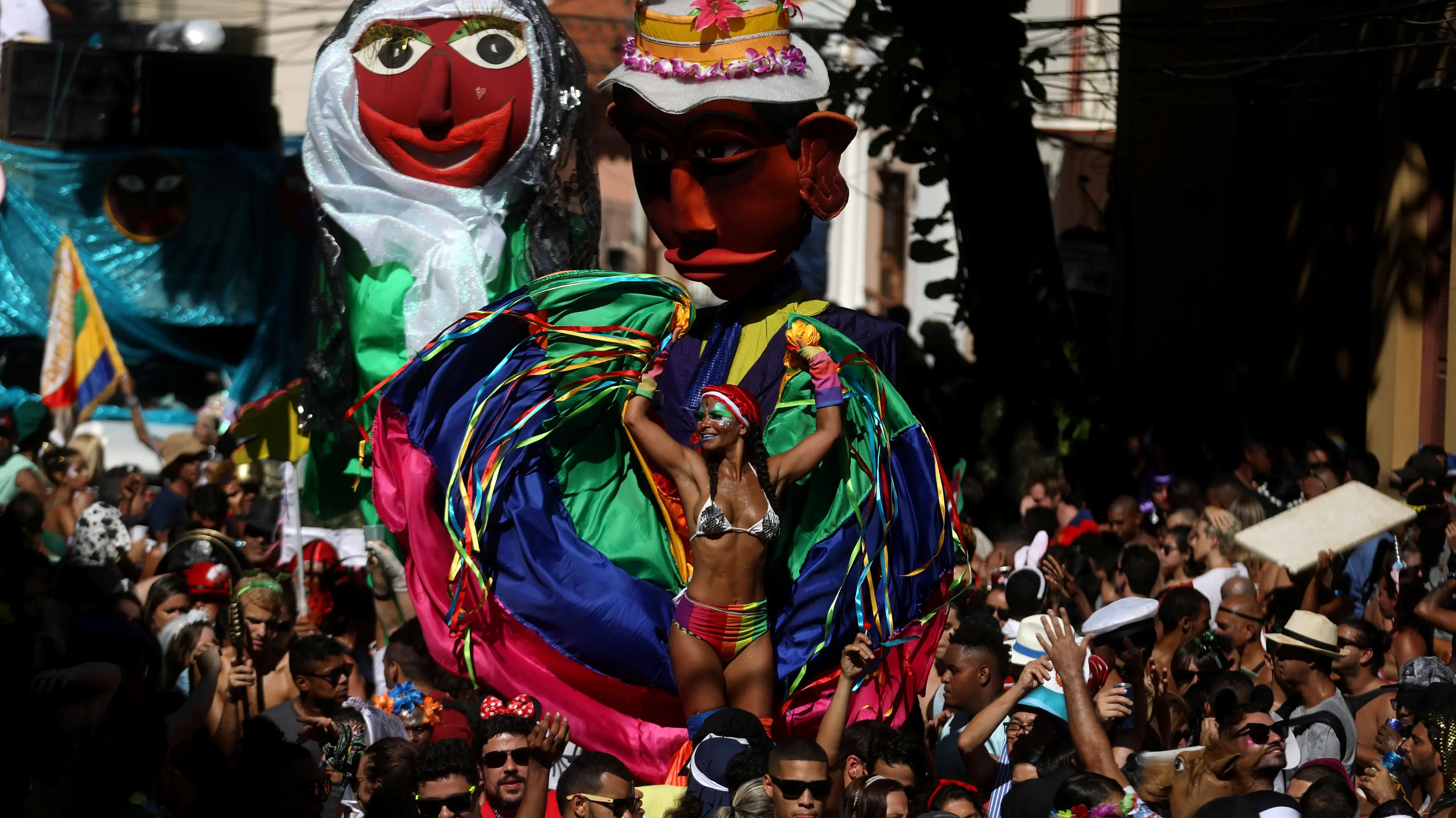 Carnival lights up Rio despite crime wave