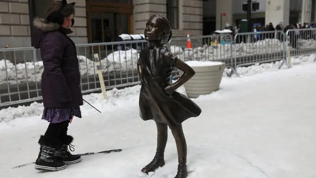 Wall St's 'Charging Bull' artist sees red over girl statue