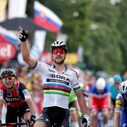 Sagan powers to Tour stage win despite pedal glitch