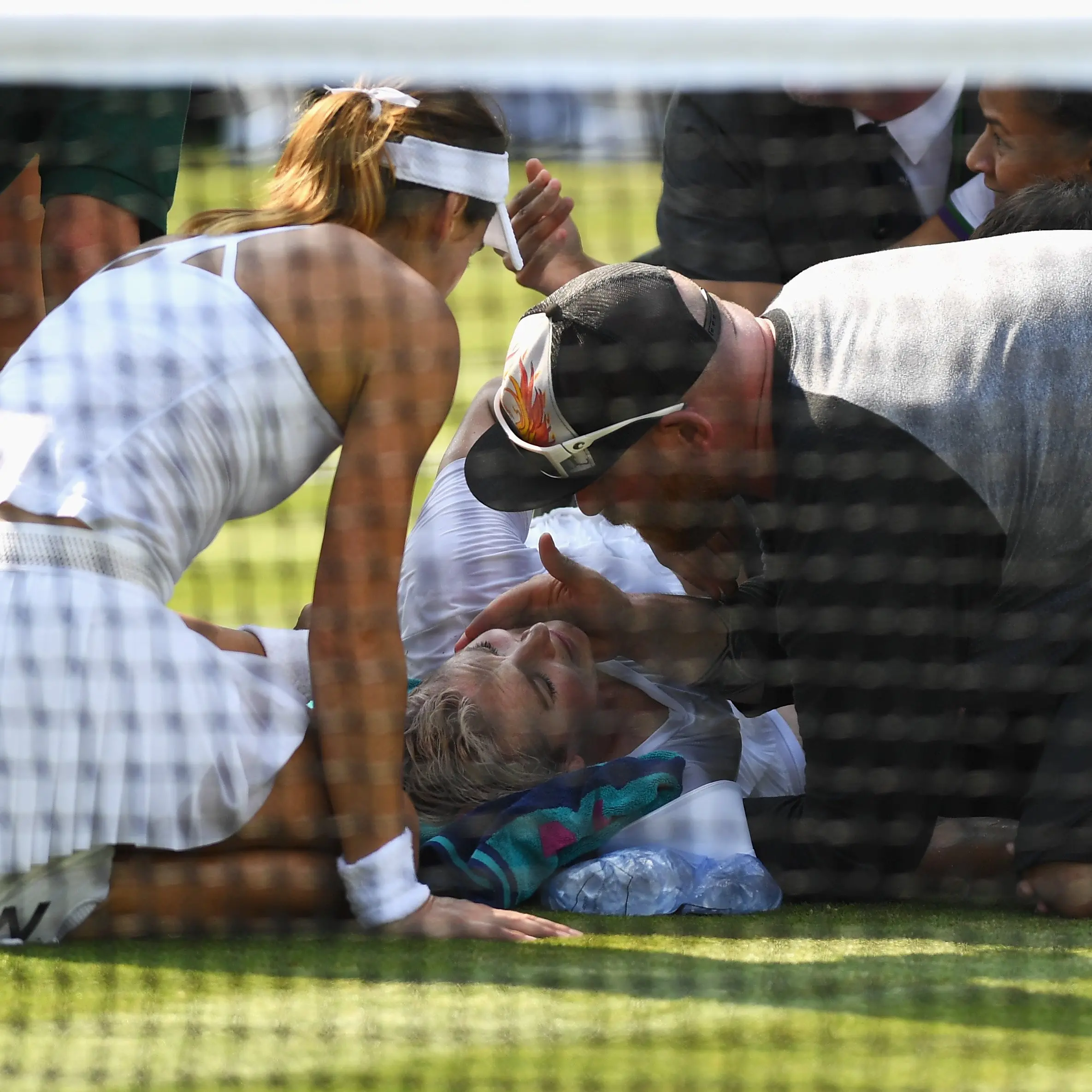 'Help me' tennis player screams after knee injury