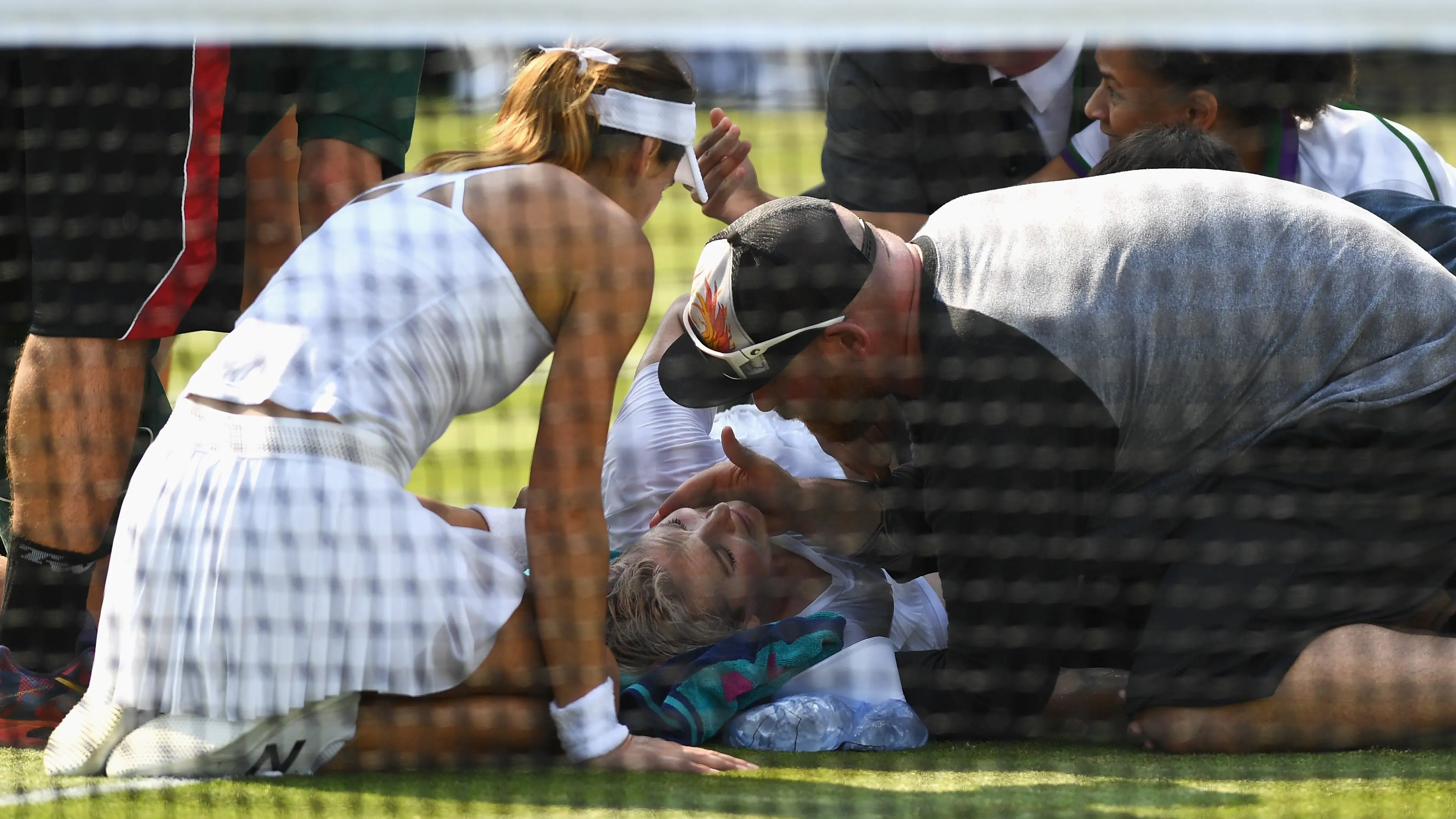 'Help me' tennis player screams after knee injury