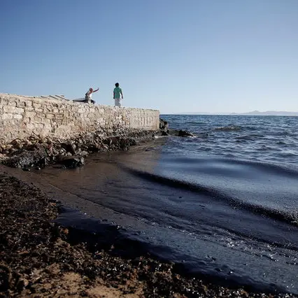 Greek oil spill spreads to Athens Riviera