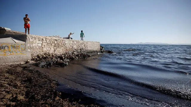 Greek oil spill spreads to Athens Riviera