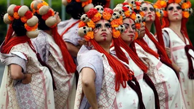 After quakes, Day of the Dead parade honours heroes