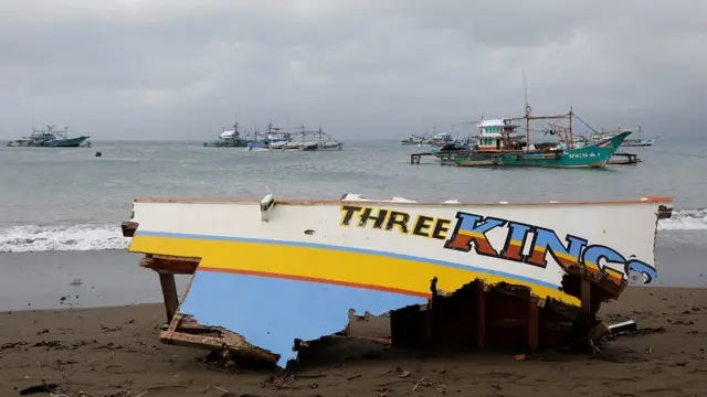 Typhoon misses Vietnam, takes heavy toll on Philippines