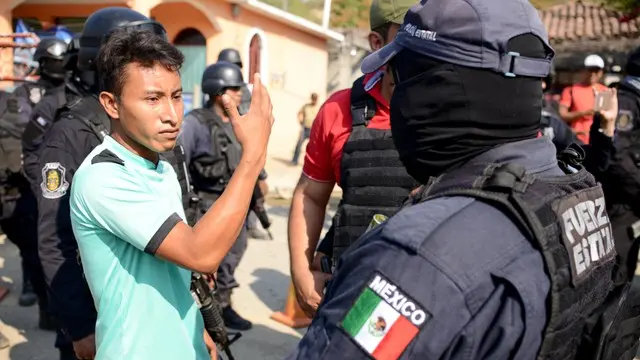 11 dead after gun battle erupts outside Mexican resort