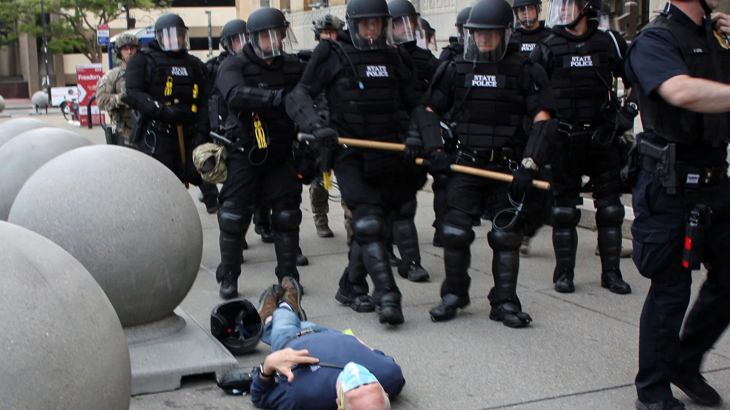 Buffalo police officers quit unit to protest colleagues' suspension