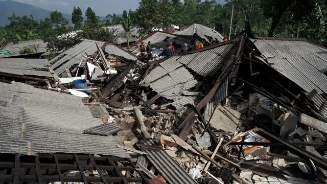 Hundreds flee homes as 4.4 quake hits Indonesia