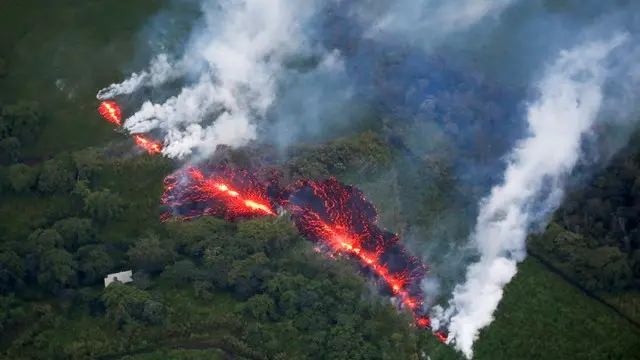 Huge fissure opens on Hawaiian volcano