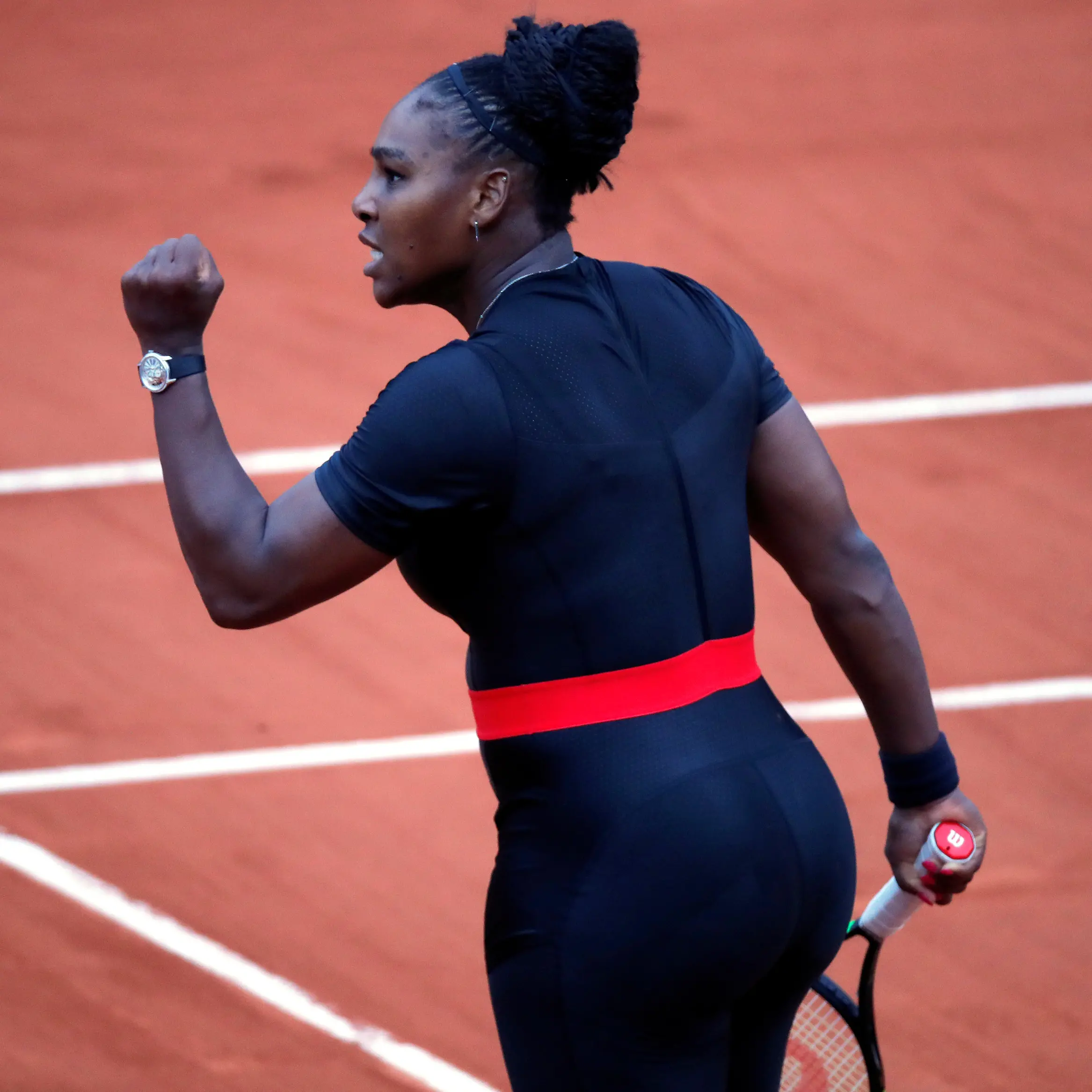 Williams fights way into third round