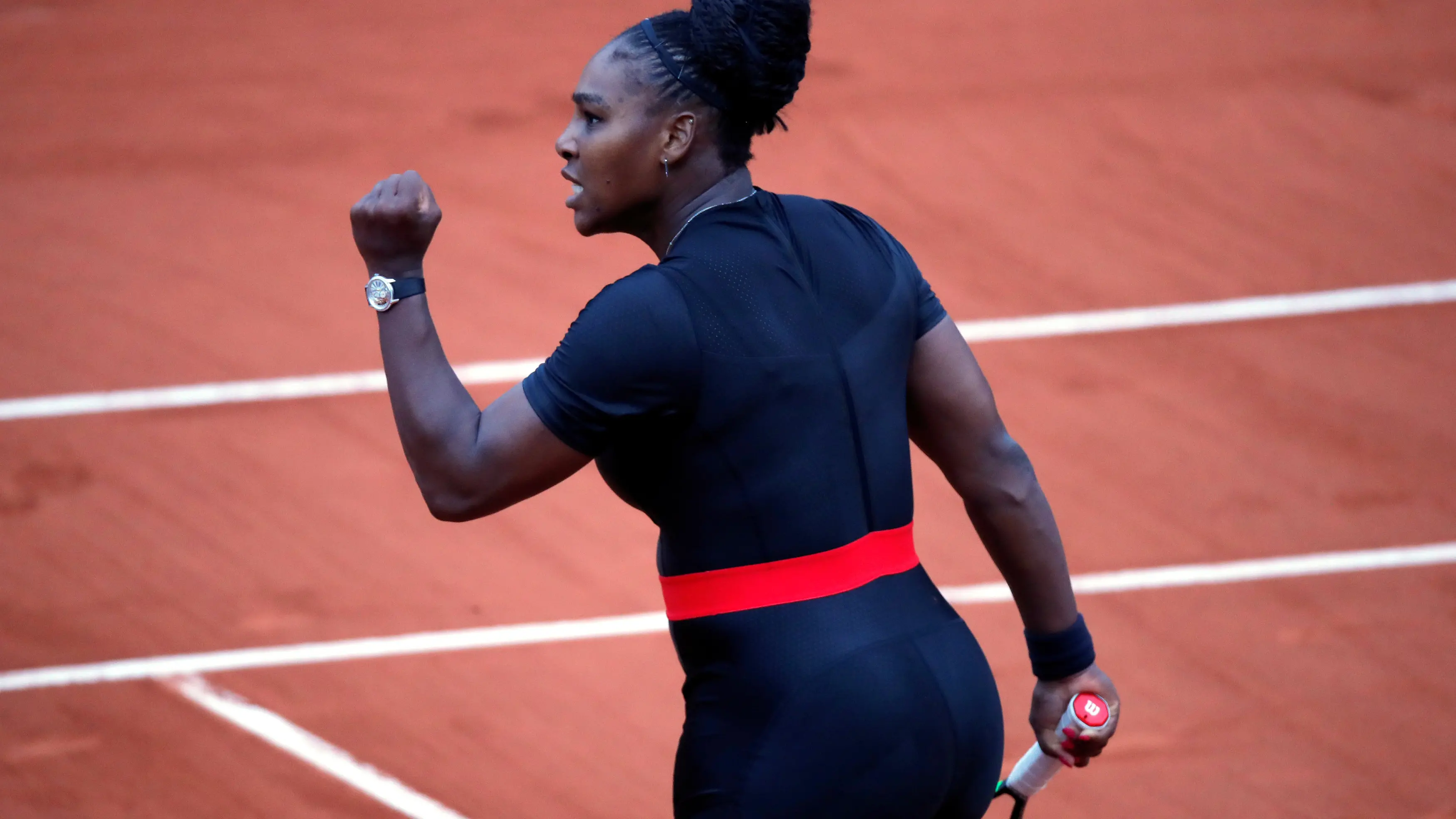 Williams fights way into third round