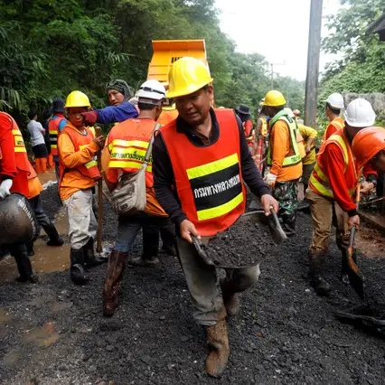 Divers draw up plan to rescue trapped Thai boys