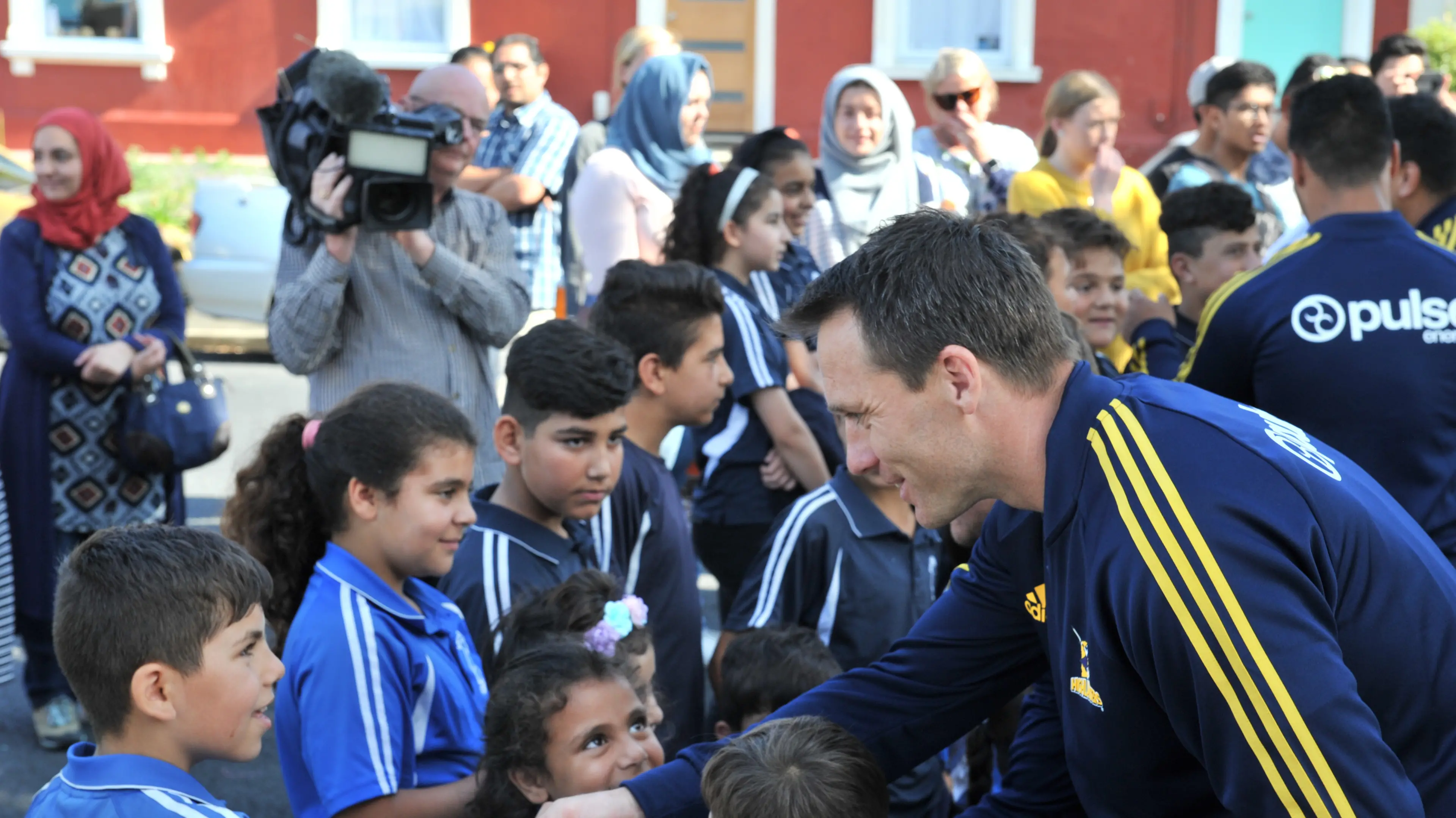 Highlanders lift spirits at city mosque
