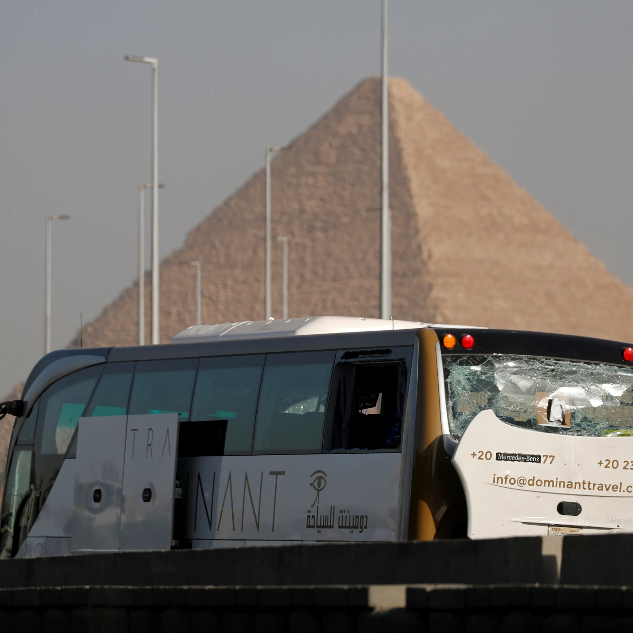 Blast injures tourists near Egyptian pyramids