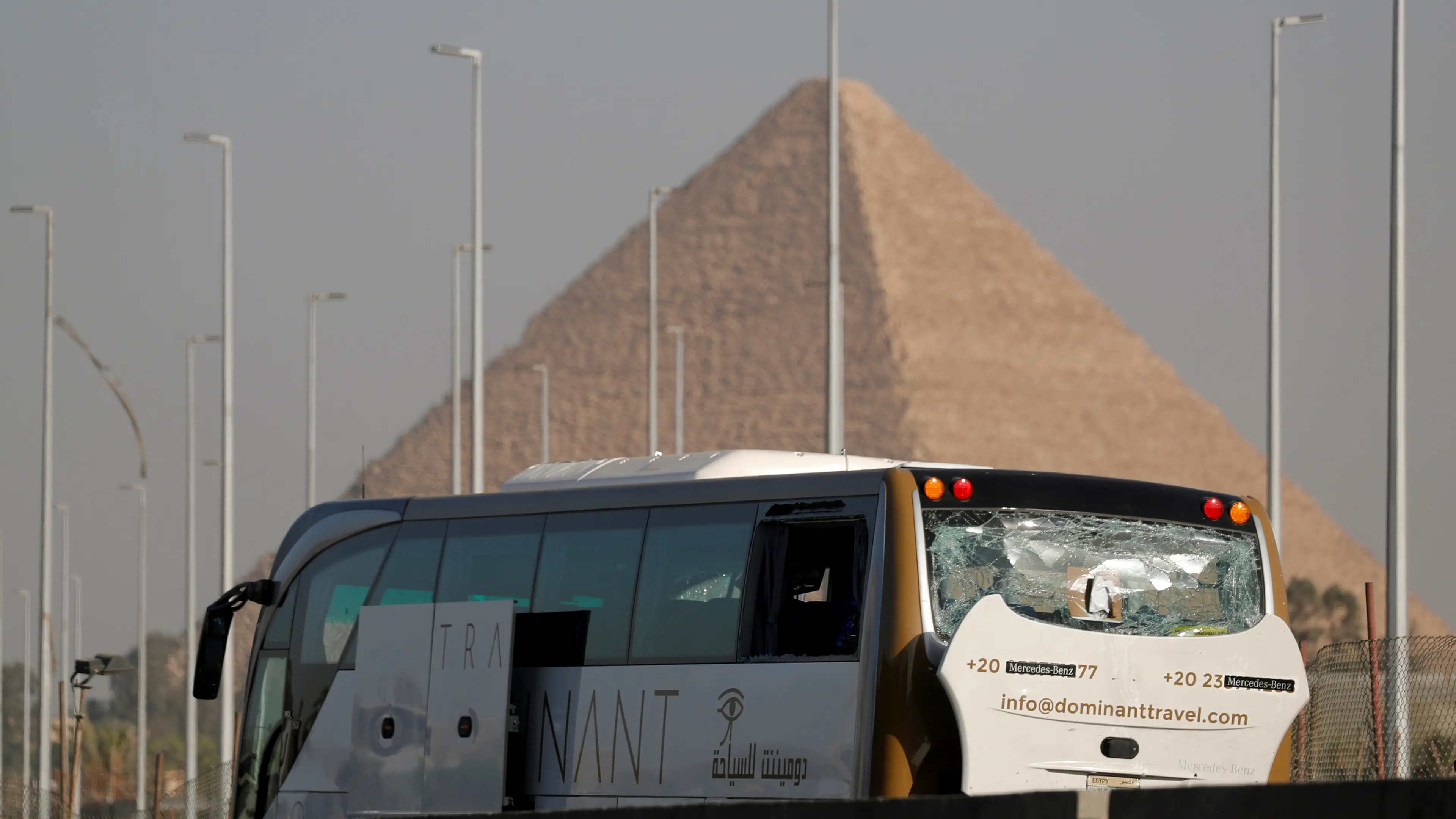 Blast injures tourists near Egyptian pyramids