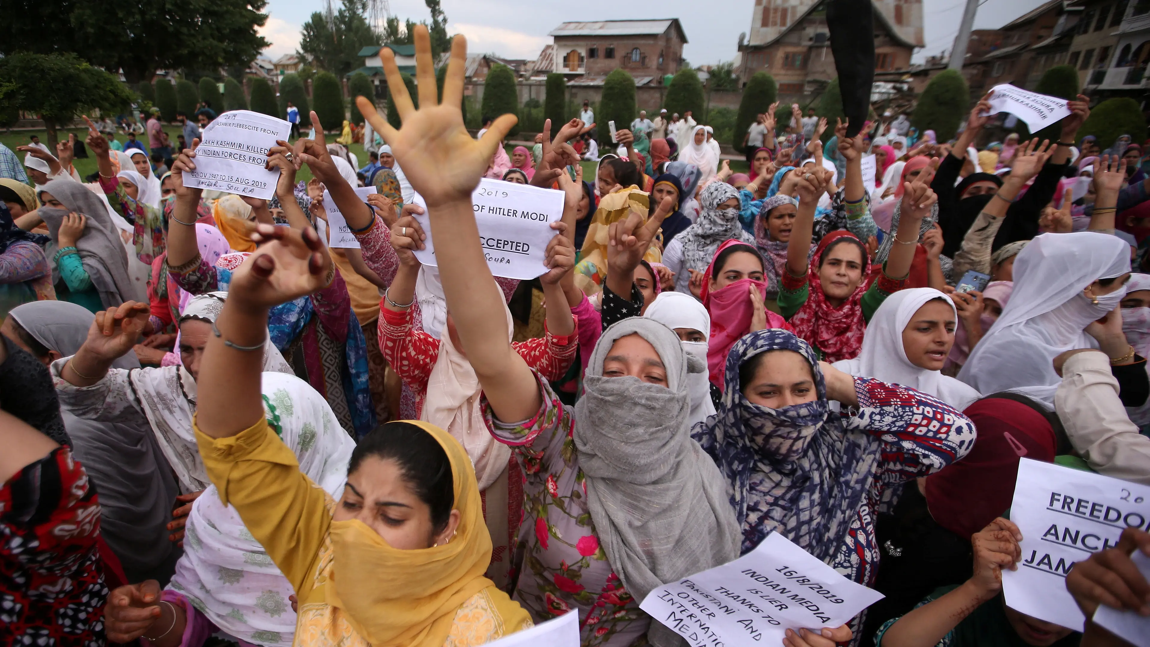 Several injured in Kashmir in clashes with Indian police