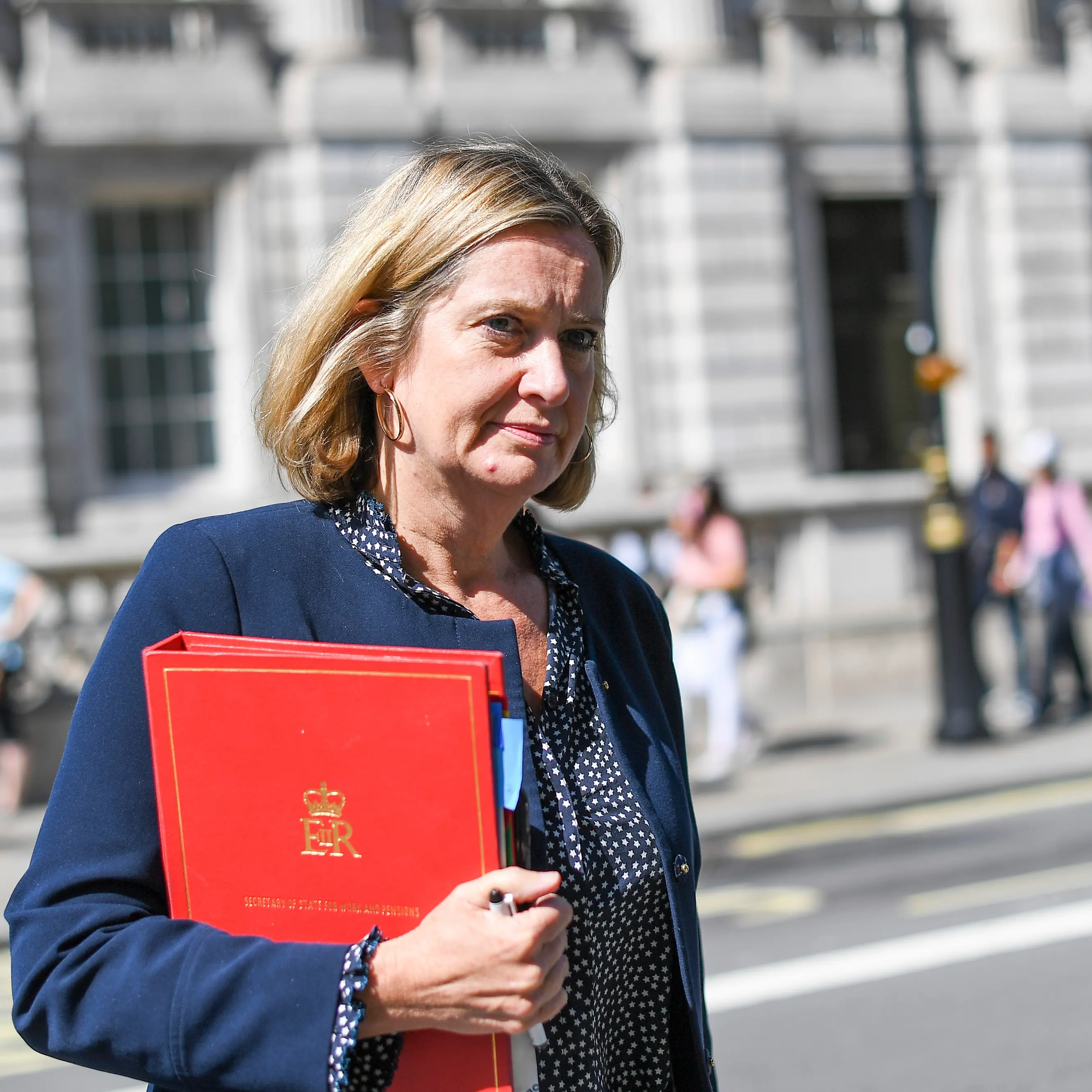 Top Tory quits party over Brexit handling