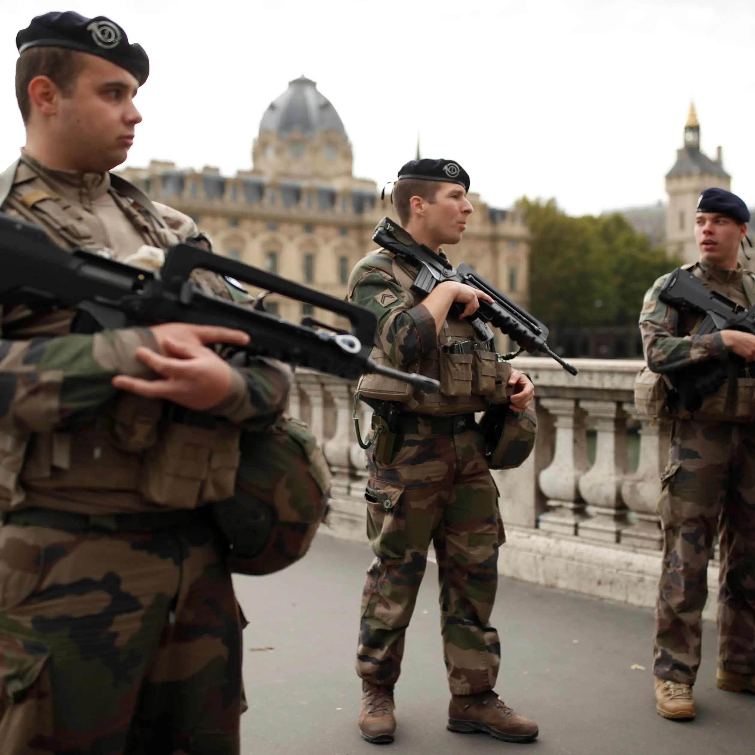 Police IT worker kills four in Paris knife attack