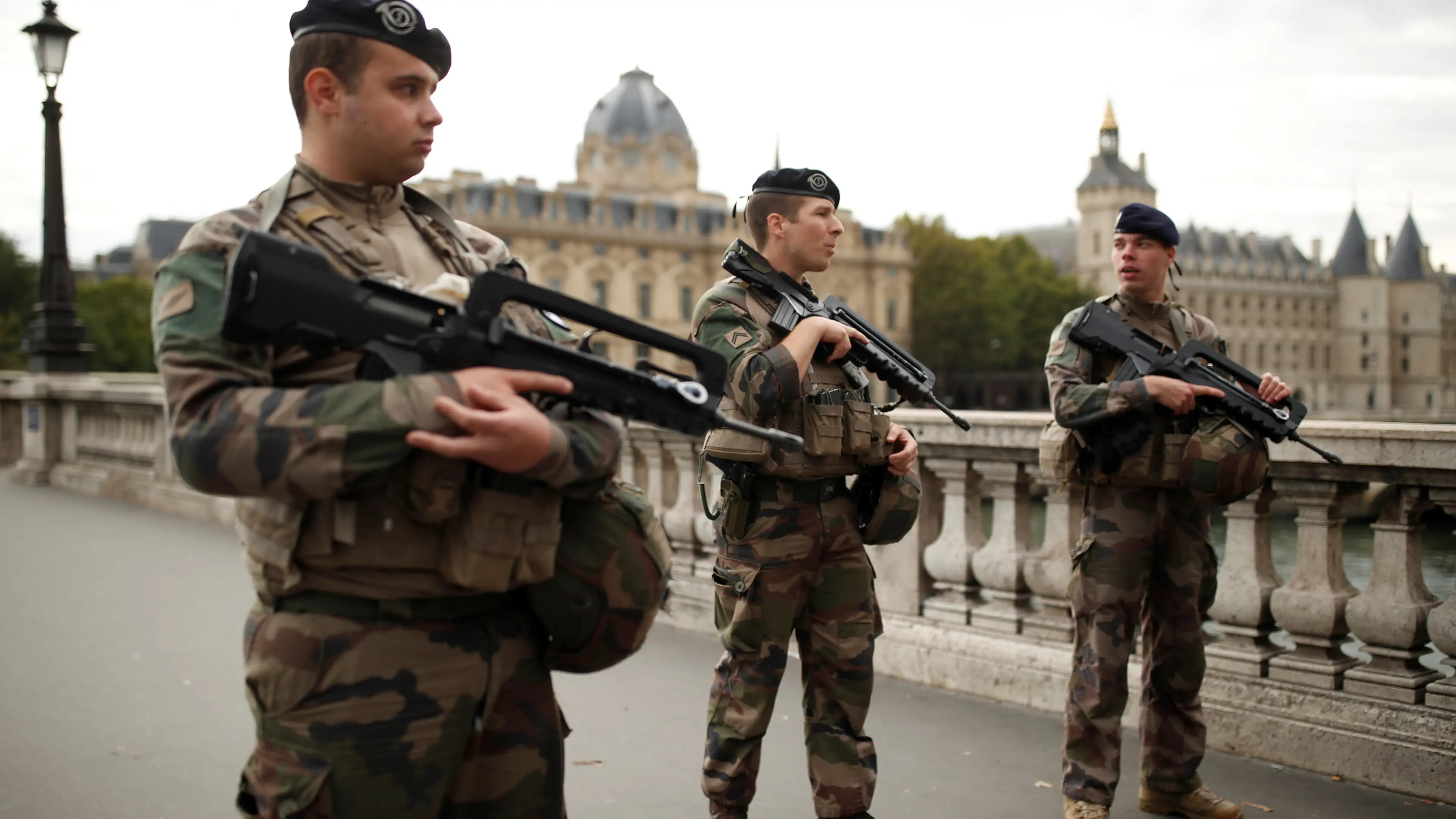 Police IT worker kills four in Paris knife attack