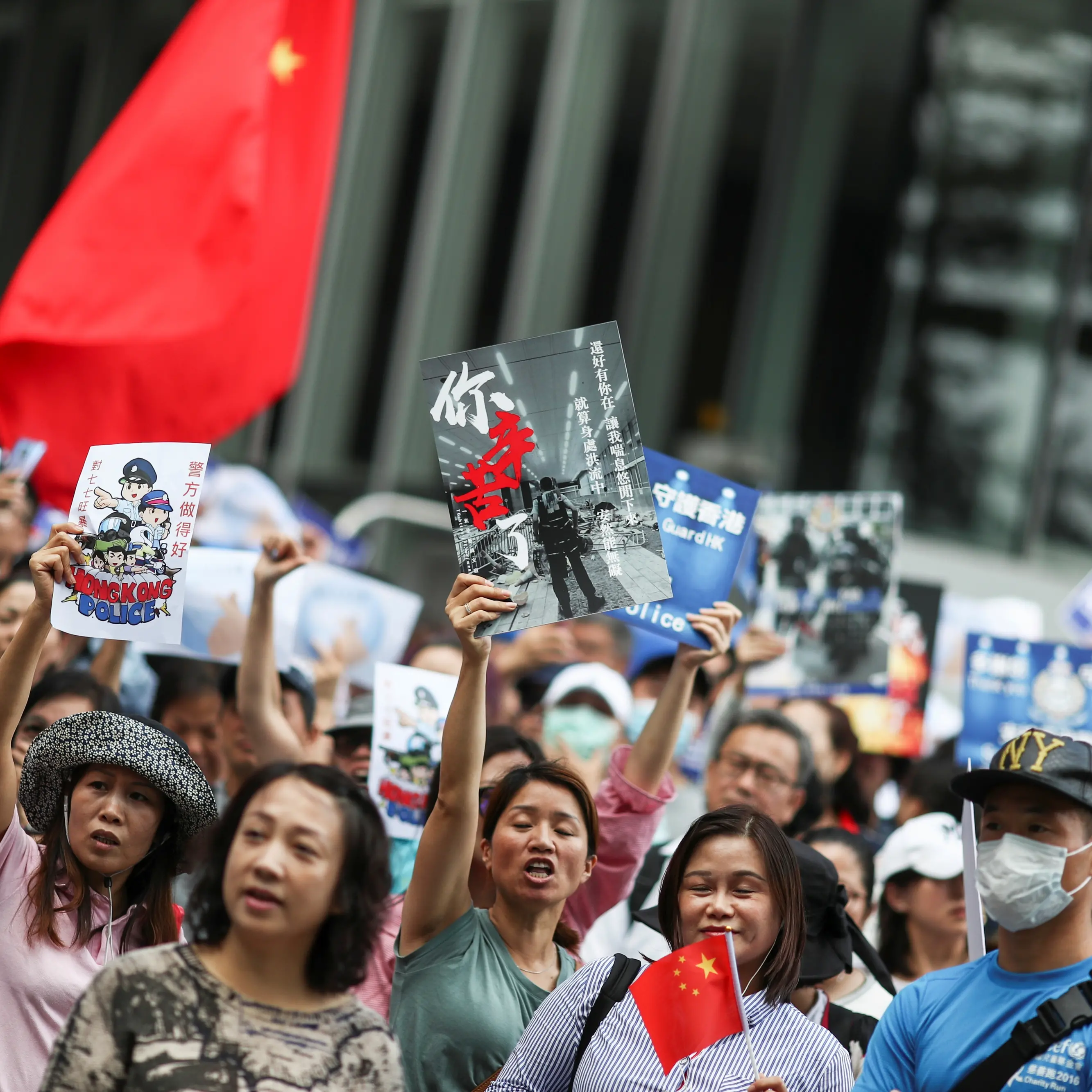 Hundreds of pro-China protesters rally amid Hong Kong chaos