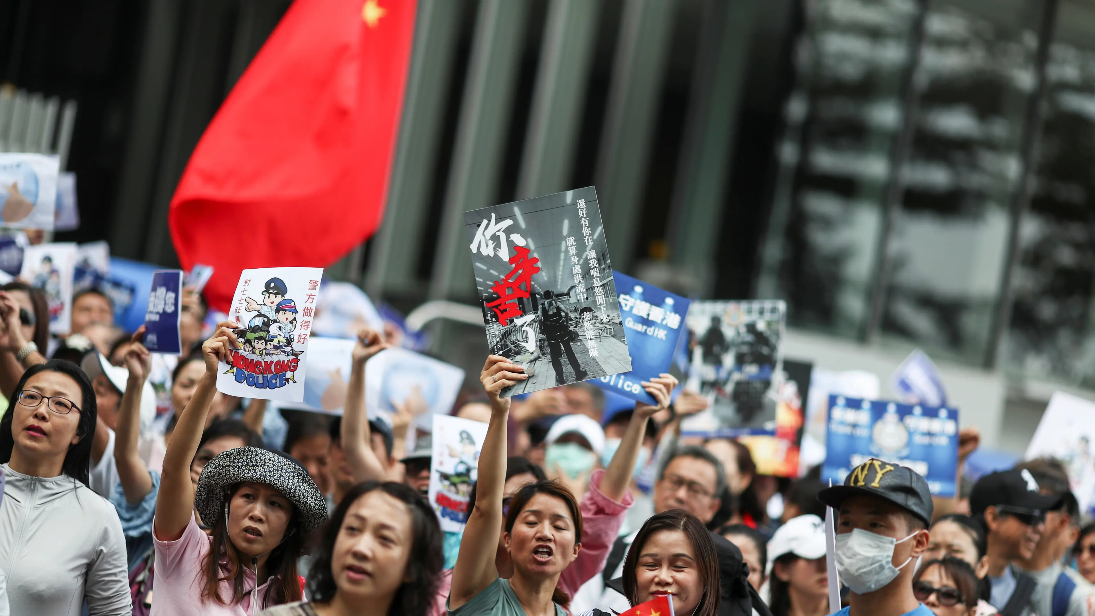 Hundreds of pro-China protesters rally amid Hong Kong chaos