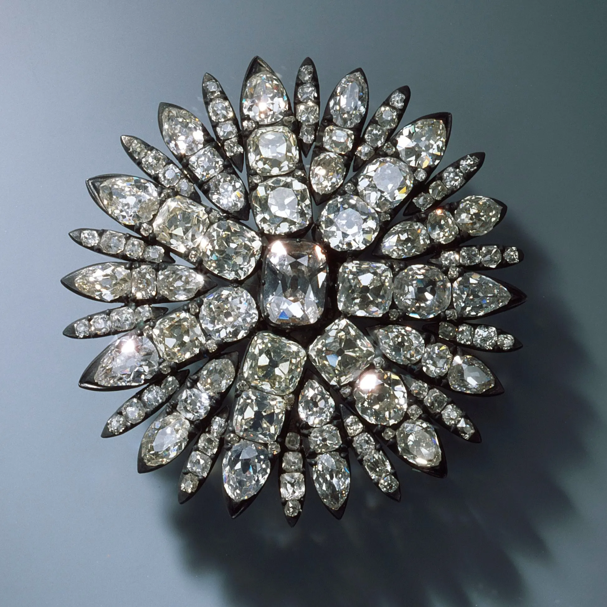 Thieves grab priceless jewels in German museum heist