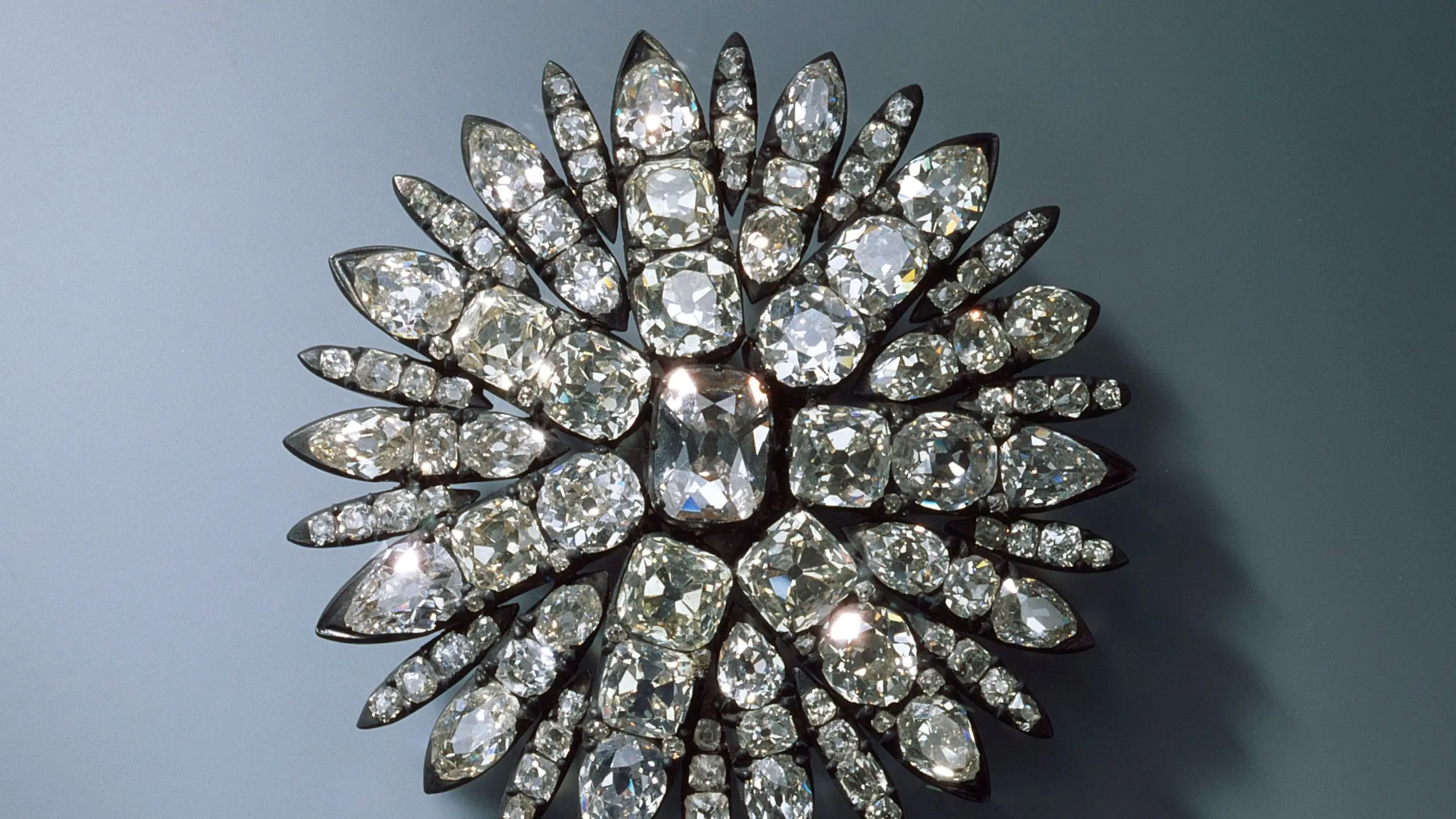 Thieves grab priceless jewels in German museum heist