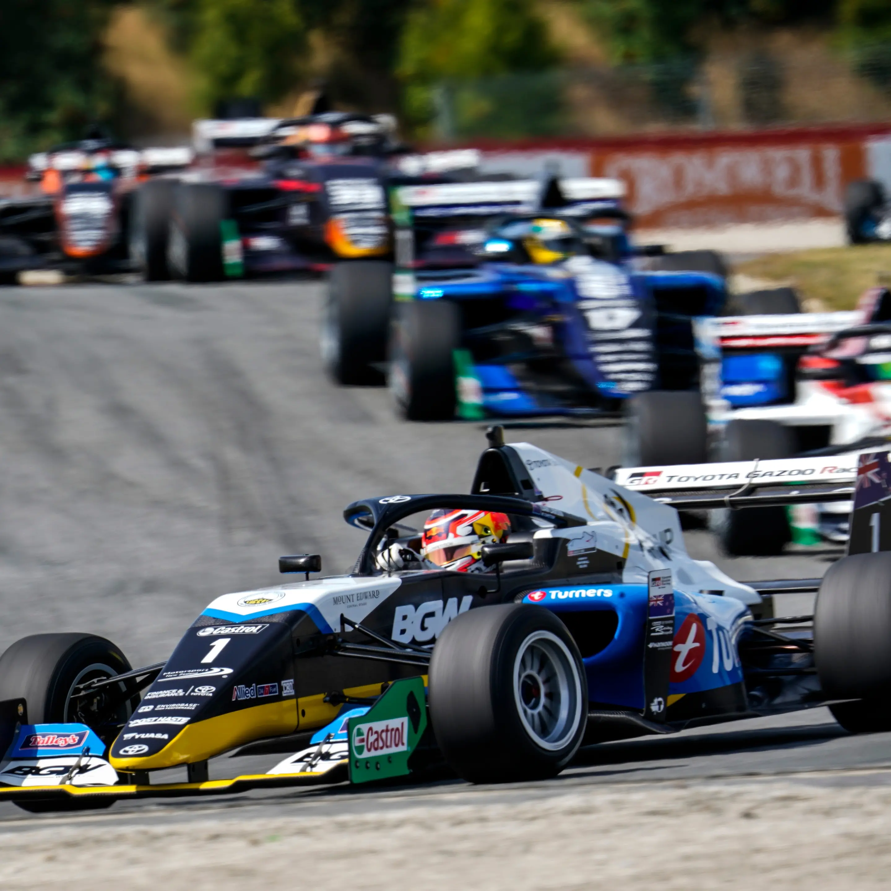 Lawson breaks lap record, wins
