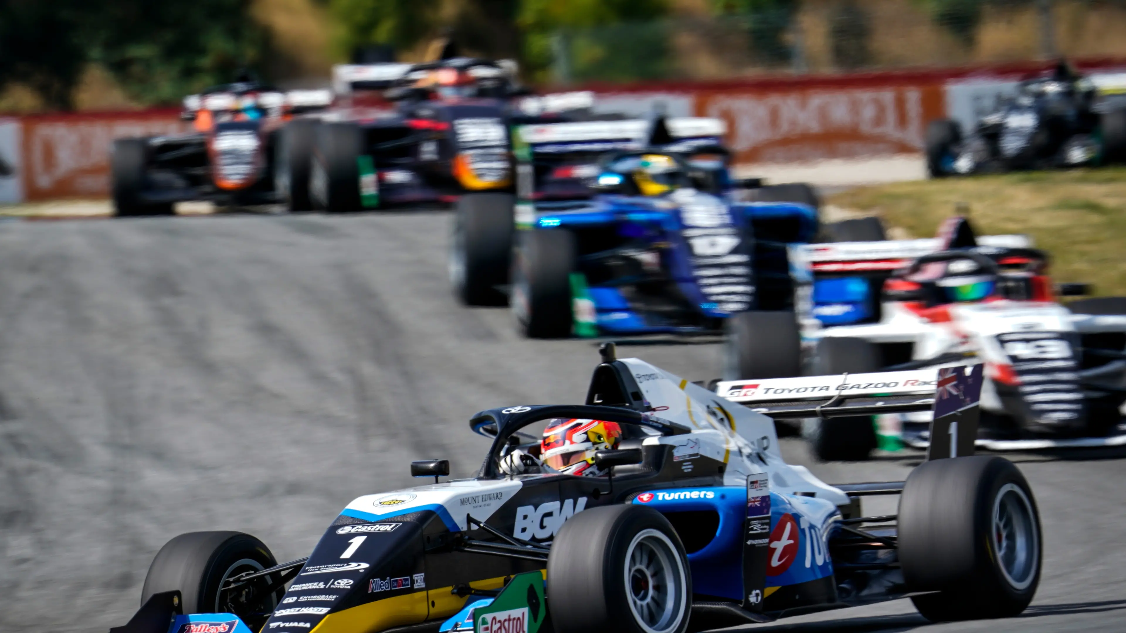 Lawson breaks lap record, wins
