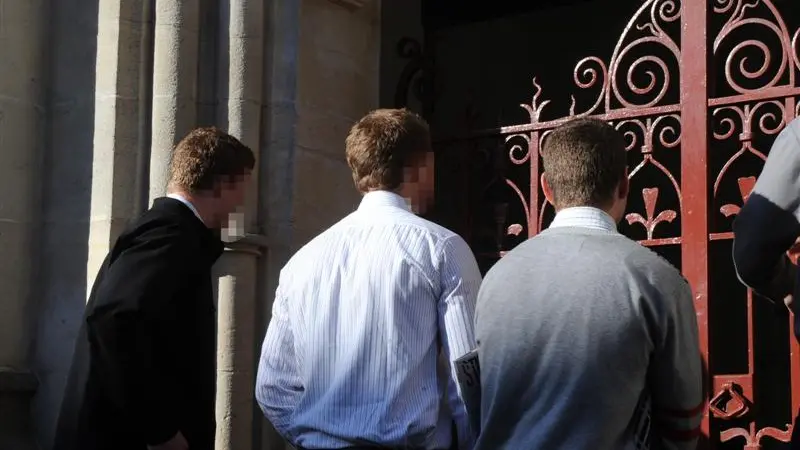Defendants steer clear of waiting media