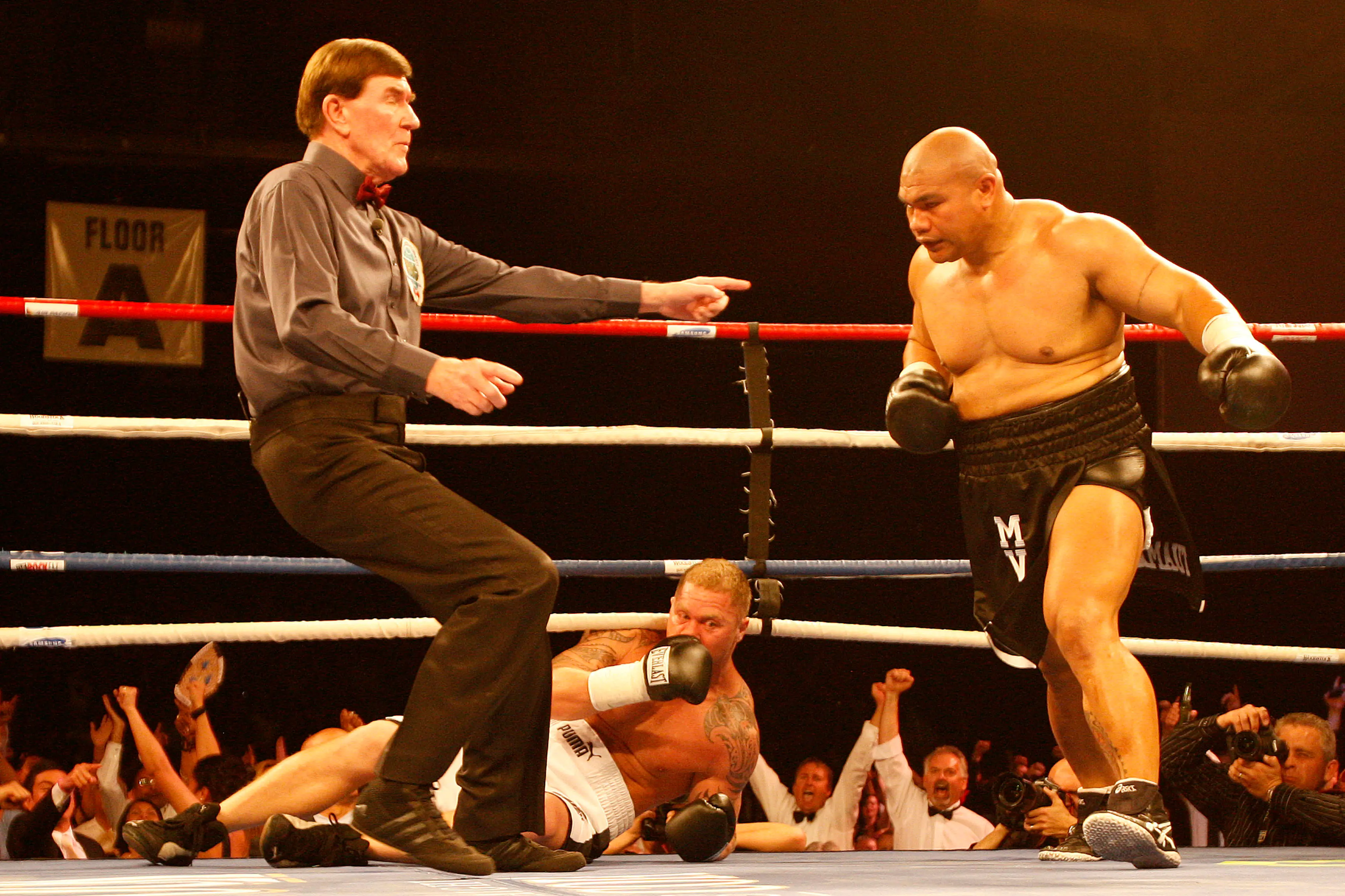 Boxing: Tua destroys Cameron