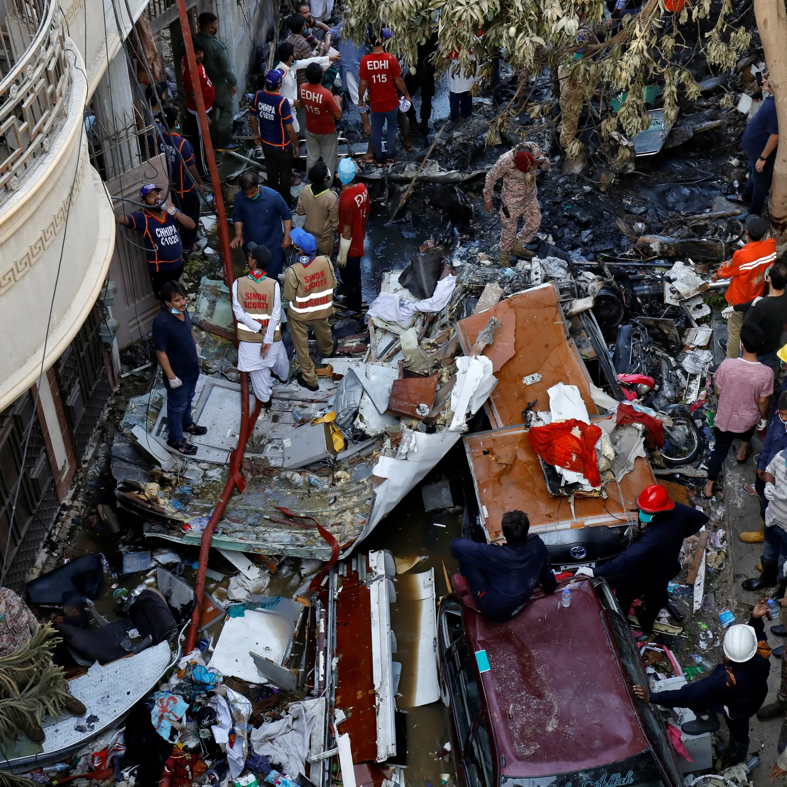 Pakistani airliner carrying 99 plunges into houses
