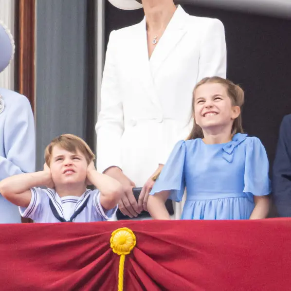 Beaming Queen waves to Jubilee crowds