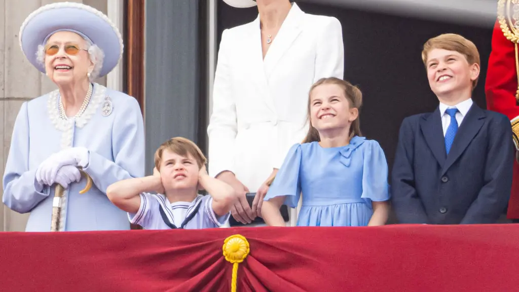 Beaming Queen waves to Jubilee crowds